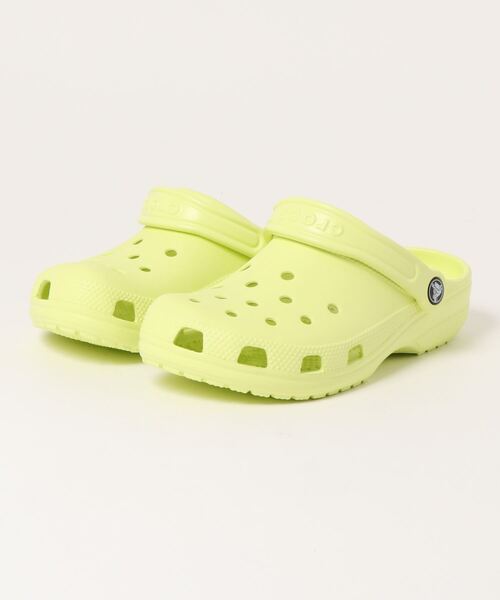 crocs（クロックス）の「クロックス  クラシック クロッグ サンダル / crocs Classic clog sandal（サンダル・レディース・ホワイト/ブラック/ネイビー/グレー/ピンク/ブロンズ/アーミー/バーガンディー/グリーン/ブラウン/ブルー/オレンジ/ミント/その他1/ライム/ブルー系その他/その他2/ブルー系その他2/グリーン系その他2/パープル系その他/グリーン系その他/レッド系その他/ピンク系その他4/ブルー系その他3/イエロー/ダークグリーン/オレンジ系その他/ホワイト系その他/ブルー系その他4/グリーン系その他3/オレンジ系その他2/ピンク系その他5/パープル/オレンジ系その他3/イエロー系その他/オレンジ系その他4/ブルー系その他5/イエロー系その他2/ベージュ/ブルー系その他7/ブルー系その他6/バイオレット/グリーン系その他4/フューシャピンク/カーキ/レモンイエロー/ピンク系その他6/レッド/レッド系その他2/グレー系その他/ピンク系その他7/ベージュ系その他/グリーン系その他5/パープル系その他2/ラベンダー/ブラウン系その他/モスグリーン/ピンク系その他3/ピンク系その他2/パープル系その他3・22cm/23cm/24cm/25cm/26cm/27cm/28cm/29cm/31cm/30cm/21cm）」の18枚目の写真
