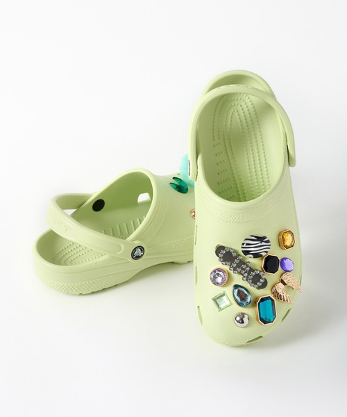 crocs（クロックス）の「クロックス  クラシック クロッグ サンダル / crocs Classic clog sandal（サンダル・レディース・ホワイト/ブラック/ネイビー/グレー/ピンク/ブロンズ/アーミー/バーガンディー/グリーン/ブラウン/ブルー/オレンジ/ミント/その他1/ライム/ブルー系その他/その他2/ブルー系その他2/グリーン系その他2/パープル系その他/グリーン系その他/レッド系その他/ピンク系その他4/ブルー系その他3/イエロー/ダークグリーン/オレンジ系その他/ホワイト系その他/ブルー系その他4/グリーン系その他3/オレンジ系その他2/ピンク系その他5/パープル/オレンジ系その他3/イエロー系その他/オレンジ系その他4/ブルー系その他5/イエロー系その他2/ベージュ/ブルー系その他7/ブルー系その他6/バイオレット/グリーン系その他4/フューシャピンク/カーキ/レモンイエロー/ピンク系その他6/レッド/レッド系その他2/グレー系その他/ピンク系その他7/ベージュ系その他/グリーン系その他5/パープル系その他2/ラベンダー/ブラウン系その他/モスグリーン/ピンク系その他3/ピンク系その他2/パープル系その他3・22cm/23cm/24cm/25cm/26cm/27cm/28cm/29cm/31cm/30cm/21cm）」の19枚目の写真