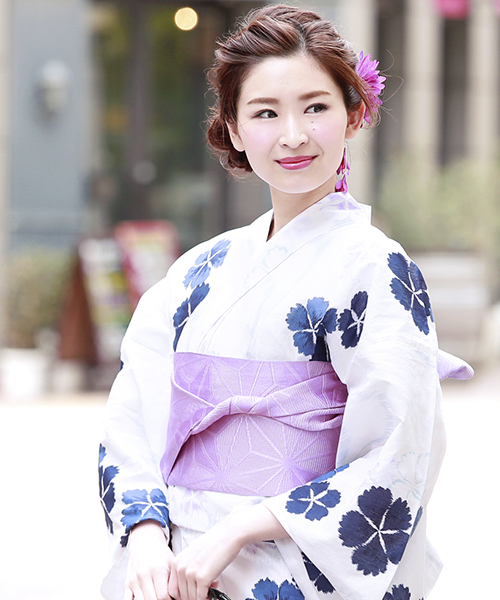 bonheur saisons（ボヌールセゾン）の「浴衣3点セット （浴衣＋帯＋下駄）「bonheur saisons/ボヌールセゾン」（浴衣・レディース・ライトベージュ/ホワイト系その他/ブルー系その他/ベージュ系その他2/ブルー系その他2/ホワイト系その他2/ホワイト系その他3/ベージュ系その他/グリーン系その他/グリーン系その他2・FREE）」の2枚目の写真