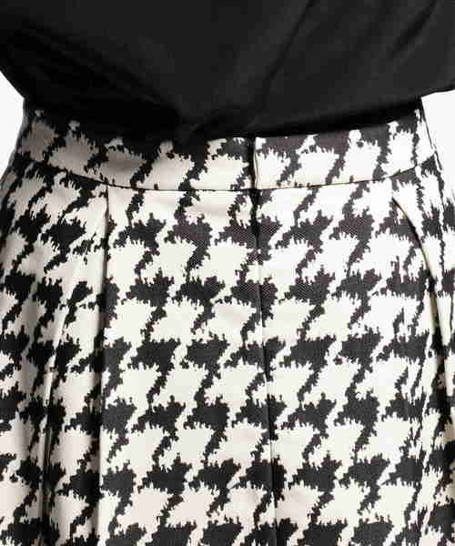 NARACAMICIE（ナラカミーチェ）の「ハウンドトゥースジャカードタックスカート（スカート・レディース・ホワイト/ネイビー・SMALL/MEDIUM/LARGE）」の12枚目の写真