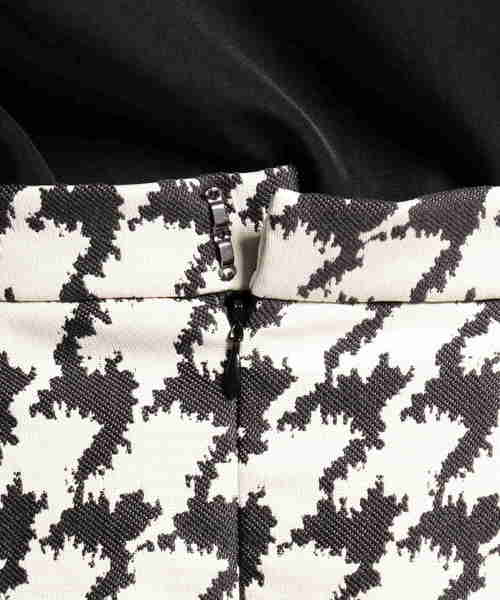 NARACAMICIE（ナラカミーチェ）の「ハウンドトゥースジャカードタックスカート（スカート・レディース・ホワイト/ネイビー・SMALL/MEDIUM/LARGE）」の10枚目の写真