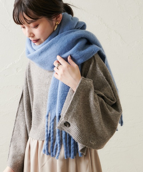 natural couture(ナチュラルクチュール)の「【WEB限定】ボリュームフリンジマフラー(ストール/ショール・レディース・モカ/グレイッシュベージュ/アイボリー/ブルー・FREE)」の4枚目の写真