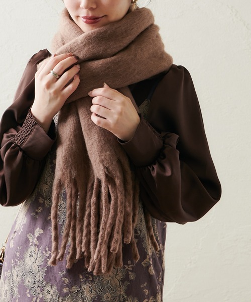 natural couture(ナチュラルクチュール)の「【WEB限定】ボリュームフリンジマフラー(ストール/ショール・レディース・モカ/グレイッシュベージュ/アイボリー/ブルー・FREE)」の3枚目の写真