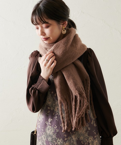 natural couture(ナチュラルクチュール)の「【WEB限定】ボリュームフリンジマフラー(ストール/ショール・レディース・モカ/グレイッシュベージュ/アイボリー/ブルー・FREE)」の6枚目の写真