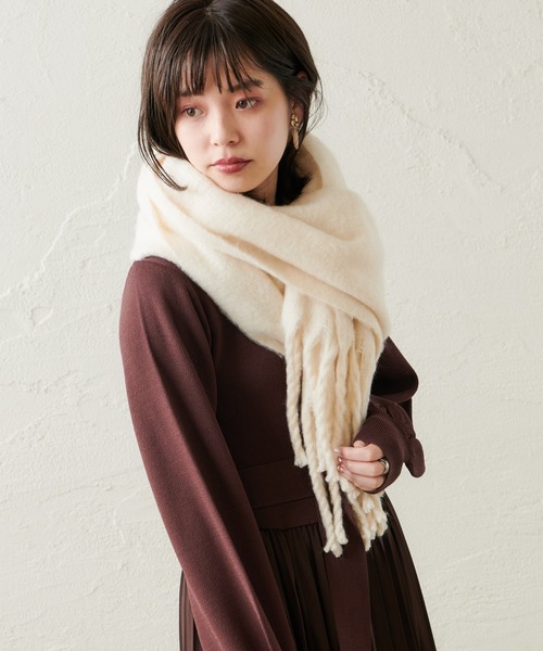 natural couture(ナチュラルクチュール)の「【WEB限定】ボリュームフリンジマフラー(ストール/ショール・レディース・モカ/グレイッシュベージュ/アイボリー/ブルー・FREE)」の5枚目の写真