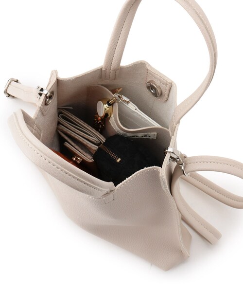 SHOO・LA・RUE（シューラルー）の「◆一枚革風ハトメショルダー（ショルダーバッグ・レディース・ブラック/ナチュラル/ブラウン系・00）」の8枚目の写真