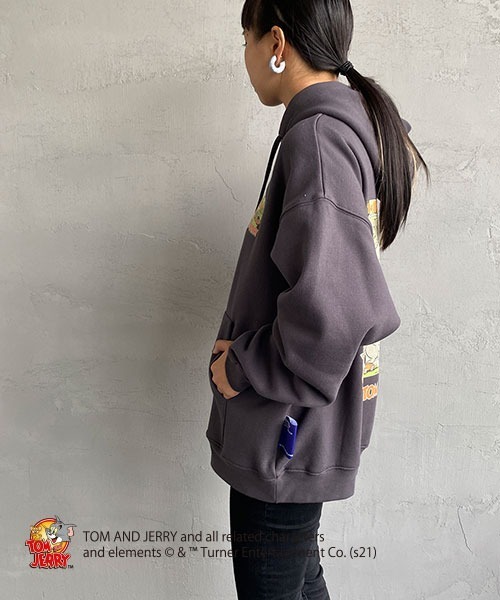 B ONE SOUL（ビーワンソウル）の「【WEB限定】[SEQUENCE BY B-ONE-SOUL/シークエンス] トムとジェリー コミックプリントプルオーバーパーカー（パーカー・レディース・チャコールグレー/パープル/オートミール・M/L/XL）」の5枚目の写真