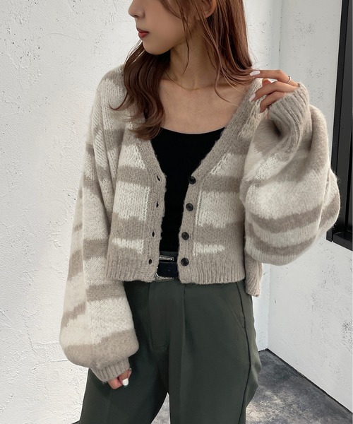 apres jour mignon（アプレジュールミニョン）の「起毛柄ショートカーディガン【ZOZOTOWN限定アイテム】（カーディガン/ボレロ・レディース・グレイッシュベージュ/その他/アイボリー/ダークブルー・フリー/X-LARGE）」の2枚目の写真