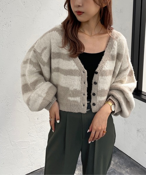 apres jour mignon（アプレジュールミニョン）の「起毛柄ショートカーディガン【ZOZOTOWN限定アイテム】（カーディガン/ボレロ・レディース・グレイッシュベージュ/その他/アイボリー/ダークブルー・フリー/X-LARGE）」の12枚目の写真