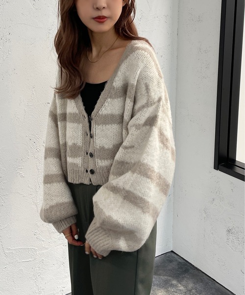 apres jour mignon（アプレジュールミニョン）の「起毛柄ショートカーディガン【ZOZOTOWN限定アイテム】（カーディガン/ボレロ・レディース・グレイッシュベージュ/その他/アイボリー/ダークブルー・フリー/X-LARGE）」の13枚目の写真