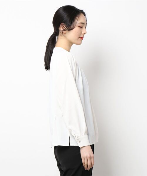 GeeRA(ジーラ)の「フロントタック2WAYブラウス(シャツ/ブラウス・レディース・ベージュ/オフホワイト/ブラック/ラベンダー/ブルー・MEDIUM/LARGE)」の7枚目の写真