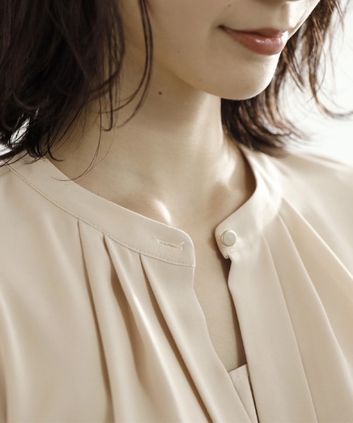 GeeRA(ジーラ)の「フロントタック2WAYブラウス(シャツ/ブラウス・レディース・ベージュ/オフホワイト/ブラック/ラベンダー/ブルー・MEDIUM/LARGE)」の14枚目の写真