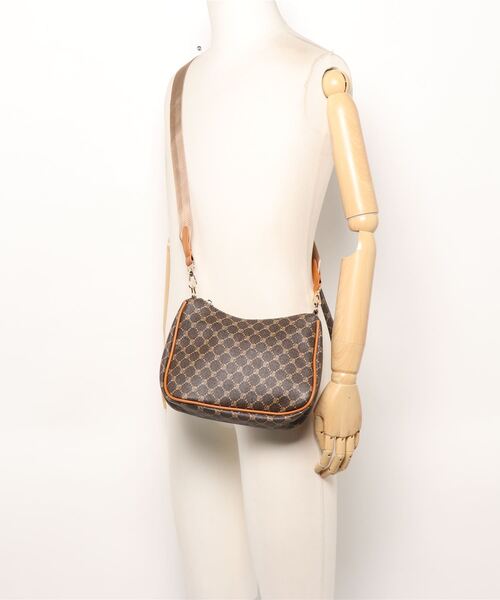 SPINNS（スピンズ）の「【2WAY仕様】ミニポーチ付き フェイクレザーモノグラムショルダーバッグ（ショルダーバッグ・レディース・ブラック/ベージュ/ブラウン・ONESIZE）」の6枚目の写真