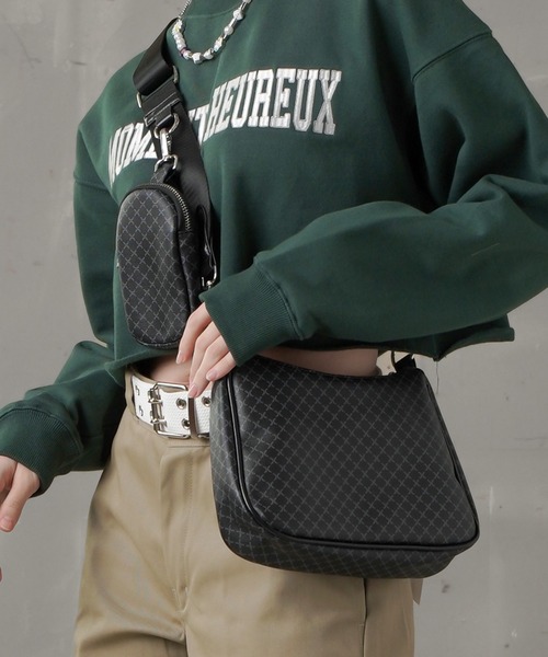 SPINNS（スピンズ）の「【2WAY仕様】ミニポーチ付き フェイクレザーモノグラムショルダーバッグ（ショルダーバッグ・レディース・ブラック/ベージュ/ブラウン・ONESIZE）」の2枚目の写真