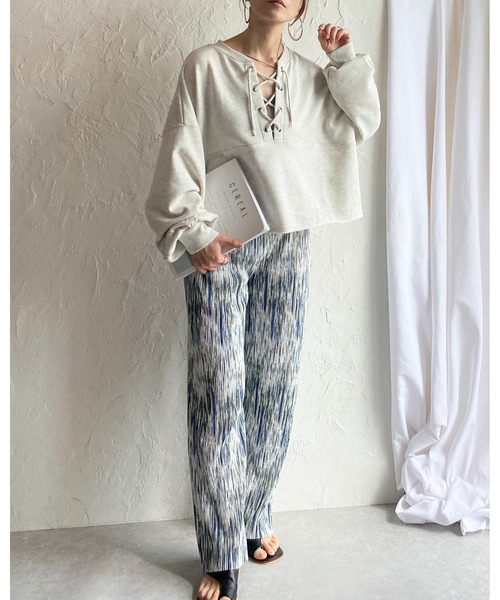 She's Closet（シーズクローゼット）の「編み上げレースアップリボン裏毛ショート丈長袖プルオーバースウェット（スウェット・レディース・アイボリー/オートミール/キャメル・FREE）」の12枚目の写真