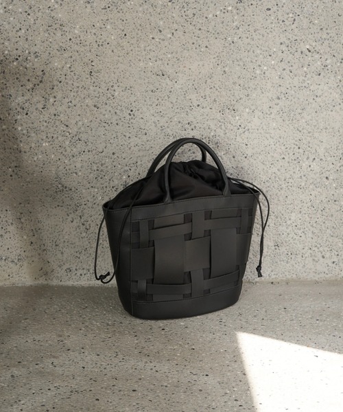 earth music&ecology（アースミュージックアンドエコロジー）の「巾着付きカットワークバッグ（トートバッグ・レディース・ブラック/キャメル・FREE）」の2枚目の写真