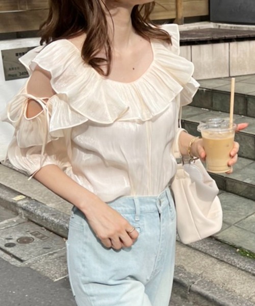 one after another NICE CLAUP（ワンアフターアナザーナイスクラップ）の「ヘルシーな肌見せが叶う　肩あきフリルブラウス（シャツ/ブラウス・レディース・アイボリー/オフホワイト/ホワイト系その他/ラベンダー・FREE）」の2枚目の写真