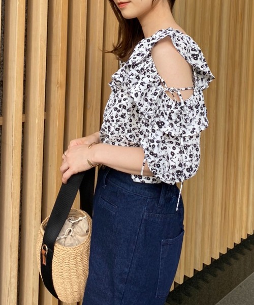 one after another NICE CLAUP（ワンアフターアナザーナイスクラップ）の「ヘルシーな肌見せが叶う　肩あきフリルブラウス（シャツ/ブラウス・レディース・アイボリー/オフホワイト/ホワイト系その他/ラベンダー・FREE）」の21枚目の写真