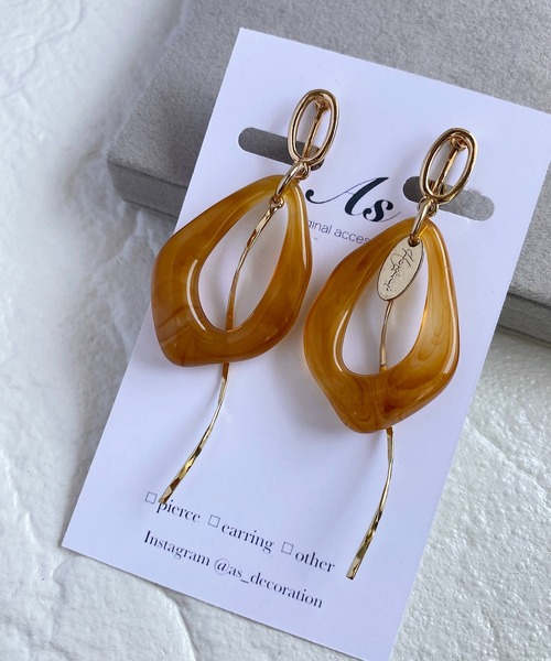 tone（トーン）の「【As】変形オーロラ　ゆらゆら　イヤリング(MA)（イヤリング・レディース・ホワイト/クリア/ゴールド/ブラウン/グリーン/ベージュ/パープル/その他2/ホワイト系2/ゴールド系その他2/ブラウン系その他2/グレー系その他2/グレー/ベージュ系2/パープル系2/グリーン系2・FREE）」の6枚目の写真