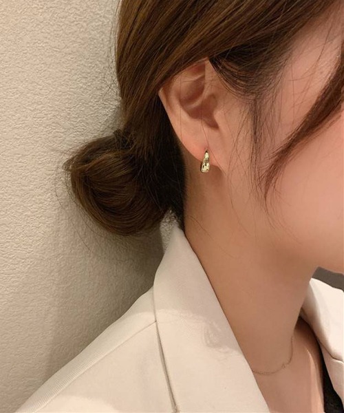 me+em select（ミームセレクト）の「minimal hoop pierce ／ ミニマルフープピアス（ピアス（両耳用）・レディース・シルバー/ゴールド・FREE）」の2枚目の写真