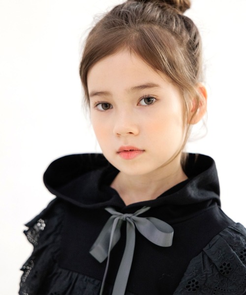 Bee des Bee（ビーデスビー）の「フリルパーカー（パーカー・キッズ・ブラック・110cm/100cm/120cm/130cm/140cm/150cm）」の3枚目の写真