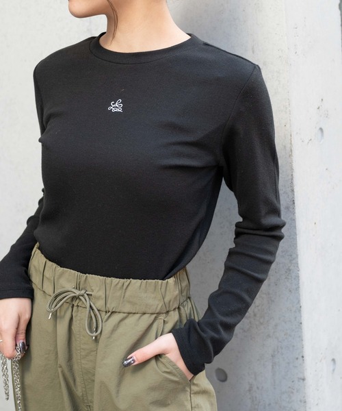 WEGO(ウィゴー)の「WEGO/ワンポイント刺繍リブトップス(Tシャツ/カットソー・レディース・ホワイト/ブラック・FREE)」の1枚目の写真