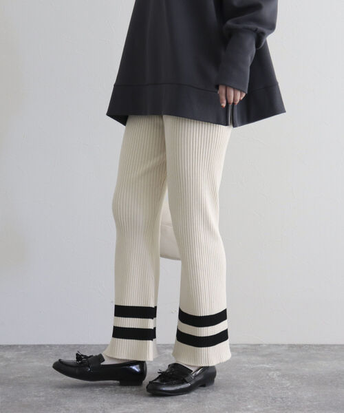 fredy emue(フレディエミュ)の「ライン入りニットフレアパンツ(その他パンツ・レディース・アイボリー/グレイッシュブルー・38)」の7枚目の写真