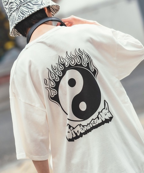 SIDEWAY STANCE（サイドウェイスタンス）の「【SIDEWAY STANCE】オリジナル グラフィック プリント 半袖Tシャツ（Tシャツ/カットソー・メンズ・ホワイト系その他/ホワイト系その他2/キャメル/ブラック系その他2/ブラック系その他/ホワイト/グリーン/ネイビー/ブラック/ホワイト系その他3/ブラック系その他4/ホワイト系その他4/ブラック系その他3/パープル/パープル系その他/ホワイト系その他6/ホワイト系その他5/ブラック系その他6/ブラック系その他5/パープル系その他2/ホワイト系その他7/ブラック系その他7/ブラック系2/ホワイト系2/ブラック系/ホワイト系/ブラック系1/ブラック系3/ホワイト系1/ホワイト系3/ダークブルー/グレー/グレー系2/カーキ系2/カーキ系/カーキ系1/グレー系1/パープル系その他4/パープル系その他3/グレー系その他3/グレー系その他2/ブルー系その他/グレー系その他/カーキ/ホワイト系4/ブラック系4/ブルー系4/グレー系4/ブラック系5/ホワイト系5/グレー系5/ブルー系2/パープル系2/レッド系2・MEDIUM/LARGE/X-LARGE/SMALL）」の9枚目の写真