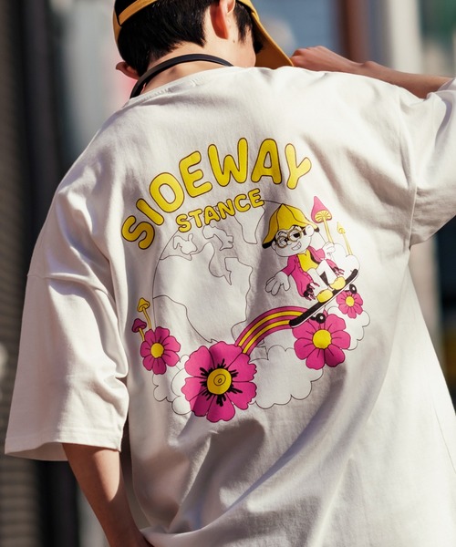 SIDEWAY STANCE（サイドウェイスタンス）の「【SIDEWAY STANCE】オリジナル グラフィック プリント 半袖Tシャツ（Tシャツ/カットソー・メンズ・ホワイト系その他/ホワイト系その他2/キャメル/ブラック系その他2/ブラック系その他/ホワイト/グリーン/ネイビー/ブラック/ホワイト系その他3/ブラック系その他4/ホワイト系その他4/ブラック系その他3/パープル/パープル系その他/ホワイト系その他6/ホワイト系その他5/ブラック系その他6/ブラック系その他5/パープル系その他2/ホワイト系その他7/ブラック系その他7/ブラック系2/ホワイト系2/ブラック系/ホワイト系/ブラック系1/ブラック系3/ホワイト系1/ホワイト系3/ダークブルー/グレー/グレー系2/カーキ系2/カーキ系/カーキ系1/グレー系1/パープル系その他4/パープル系その他3/グレー系その他3/グレー系その他2/ブルー系その他/グレー系その他/カーキ/ホワイト系4/ブラック系4/ブルー系4/グレー系4/ブラック系5/ホワイト系5/グレー系5/ブルー系2/パープル系2/レッド系2・MEDIUM/LARGE/X-LARGE/SMALL）」の4枚目の写真