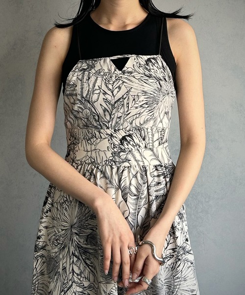 &g'aime（アンジェム）の「【&g’aime】フラワープリントビスチェ（シャツ/ブラウス・レディース・ネイビー/ブラウン・FREE）」の2枚目の写真