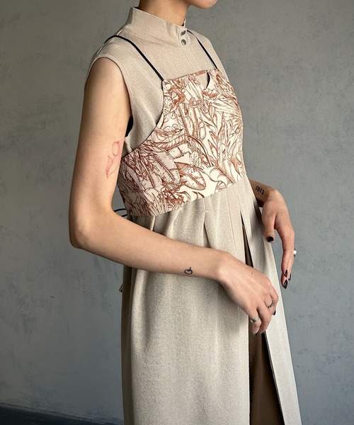 &g'aime（アンジェム）の「【&g’aime】フラワープリントビスチェ（シャツ/ブラウス・レディース・ネイビー/ブラウン・FREE）」の4枚目の写真