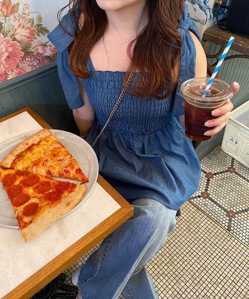 one after another NICE CLAUP（ワンアフターアナザーナイスクラップ）の「肩リボンシャーリングキャミビスチェ（キャミソール・レディース・ブラック/オフホワイト/インディゴブルー/オレンジ系・FREE）」の4枚目の写真