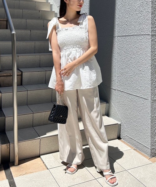 one after another NICE CLAUP（ワンアフターアナザーナイスクラップ）の「肩リボンシャーリングキャミビスチェ（キャミソール・レディース・ブラック/オフホワイト/インディゴブルー/オレンジ系・FREE）」の5枚目の写真