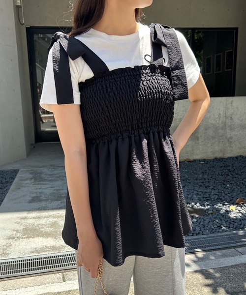 one after another NICE CLAUP（ワンアフターアナザーナイスクラップ）の「肩リボンシャーリングキャミビスチェ（キャミソール・レディース・ブラック/オフホワイト/インディゴブルー/オレンジ系・FREE）」の21枚目の写真