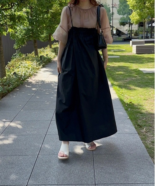 t a r o s u（タロス）の「volume cami shirring onepiece/ボリュームキャミシャーリングワンピース（ワンピース・レディース・ベージュ/ブラック・FREE）」の2枚目の写真