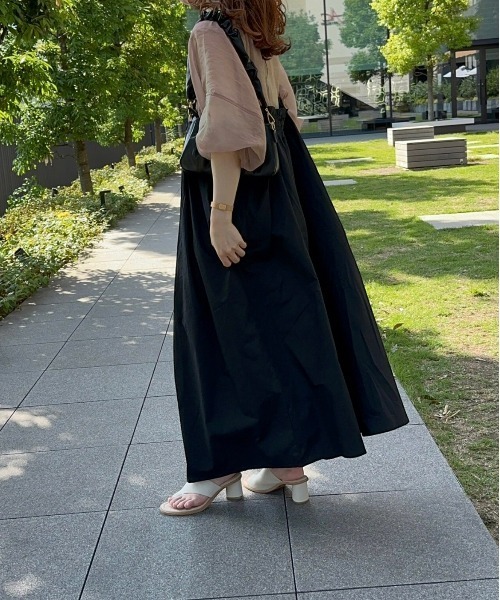 t a r o s u（タロス）の「volume cami shirring onepiece/ボリュームキャミシャーリングワンピース（ワンピース・レディース・ベージュ/ブラック・FREE）」の4枚目の写真