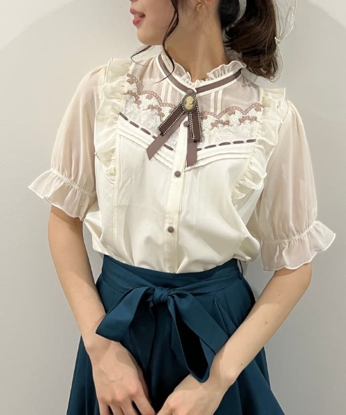 axes femme（アクシーズファム）の「ブローチ付ブラウス（シャツ