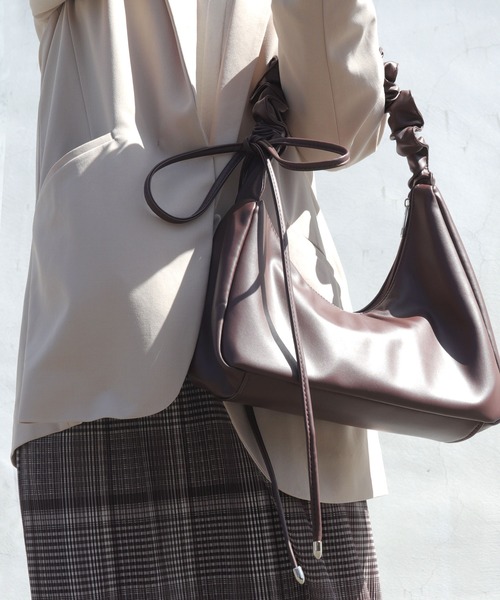 florist(フローリスト)の「【2WAY/3WAY】韓国ファッションシャーリングラッフルリボンレザーショルダーバッグ/ハンドバッグ/ホーボーバッグ(ショルダーバッグ・レディース・オフホワイト/ブラック/グレー/モカ/セージグリーン/キャメル/ライトイエロー/ピンクベージュ/シルバー・FREE)」の16枚目の写真