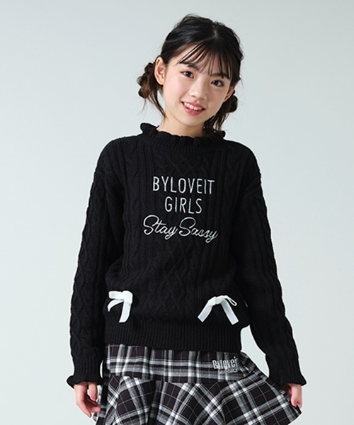 by LOVEiT（バイラビット）の「リボン付きケーブルニット（ニット/セーター・キッズ・モカ/ブルー/オフホワイト/ブラック・140cm/150cm/160cm/130cm/120cm）」の3枚目の写真