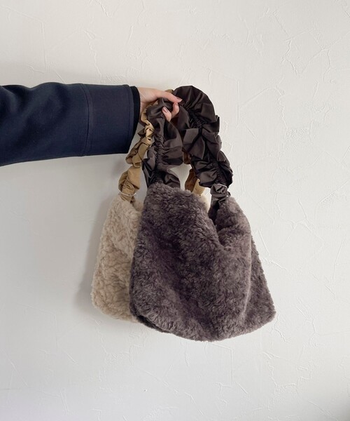 fredy emue（フレディエミュ）の「フリルハンドルボアトートバッグ（トートバッグ・レディース・ベージュ/チャコールグレー・FREE）」の2枚目の写真