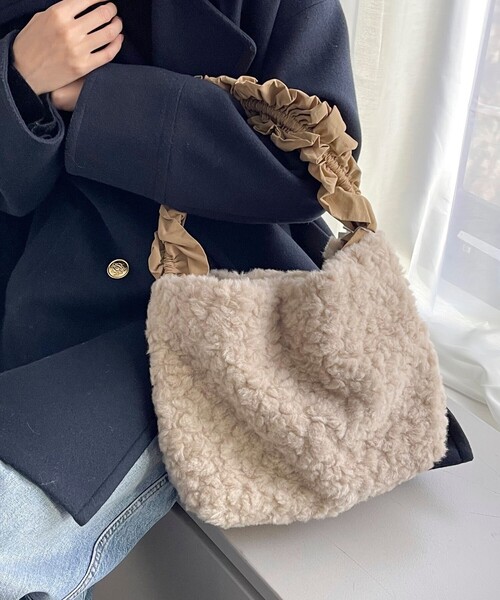 fredy emue（フレディエミュ）の「フリルハンドルボアトートバッグ（トートバッグ・レディース・ベージュ/チャコールグレー・FREE）」の3枚目の写真