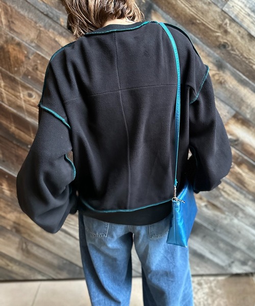 mi via loca（ミヴィアロカ）の「【リバーシブル2WAY】 スウェード×ボア 配色ステッチBIGプルオーバー（スウェット・レディース・ベージュ/ブラック/チャコールグレー/サンドベージュ・FREE）」の2枚目の写真