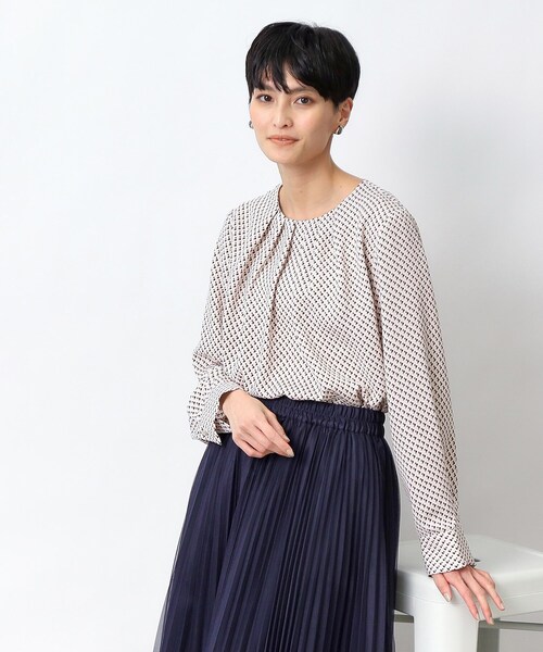 OPAQUE.CLIP（オペークドットクリップ）の「◆フロントタックジョーゼットブラウス／幾何プリントアソート【洗濯機洗い可】（シャツ/ブラウス・レディース・ホワイト系3/ホワイト/オフホワイト/ネイビー系・36/40/38/42）」の3枚目の写真