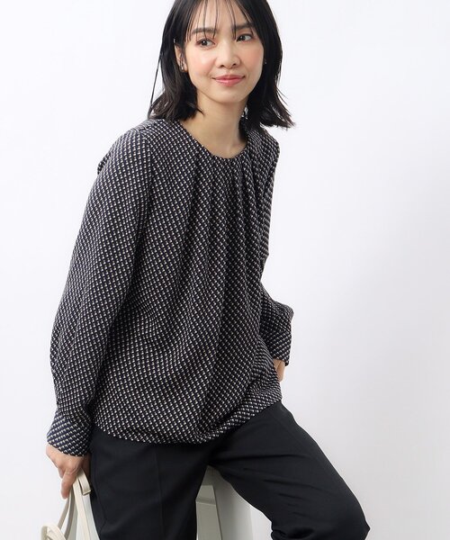 OPAQUE.CLIP（オペークドットクリップ）の「◆フロントタックジョーゼットブラウス／幾何プリントアソート【洗濯機洗い可】（シャツ/ブラウス・レディース・ホワイト系3/ホワイト/オフホワイト/ネイビー系・36/40/38/42）」の4枚目の写真