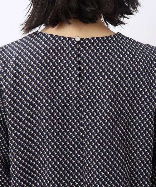 OPAQUE.CLIP（オペークドットクリップ）の「◆フロントタックジョーゼットブラウス／幾何プリントアソート【洗濯機洗い可】（シャツ/ブラウス・レディース・ホワイト系3/ホワイト/オフホワイト/ネイビー系・36/40/38/42）」の22枚目の写真