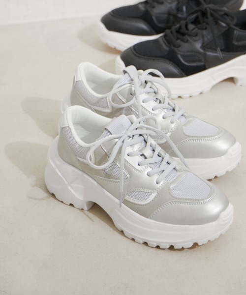 Juze(ジュゼ)の「ライトソール厚底スニーカー(スニーカー・レディース・シルバー/ブラック・L/M/S)」の1枚目の写真