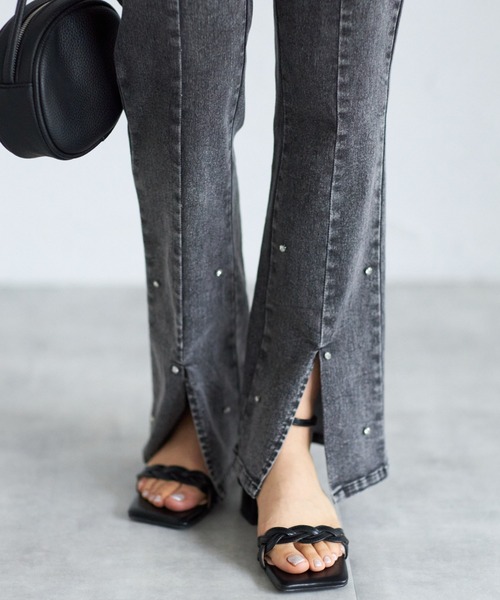 tocco closet(トッコ クローゼット)の「【ZOZO限定】ビジューデニムパンツ(デニムパンツ・レディース・サックスブルー/ブラック/ブルー・M)」の4枚目の写真