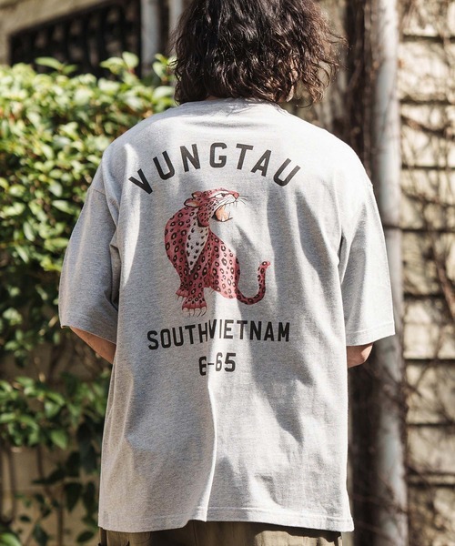 CAMBIO(カンビオ)の「mt8951- ビッグシルエットプリントTシャツ(Vietjan)(Tシャツ/カットソー・メンズ・グレー/ホワイト/ピンク・S/M/L/XL)」の15枚目の写真