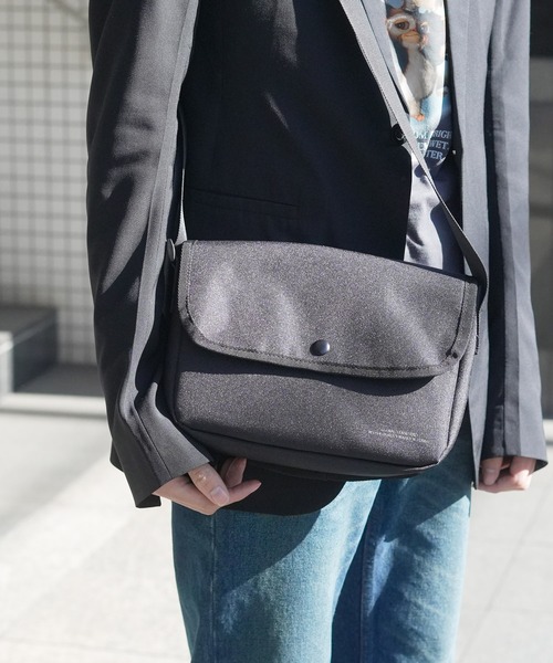 Blue Standard (ブルースタンダード)の「【BLUE STANDARD/ブルースタンダード】 ミニメッセンジャーバッグ(メッセンジャーバッグ・メンズ・カーキ/ブラック/パープル/ベージュ/グレー・FREE)」の2枚目の写真
