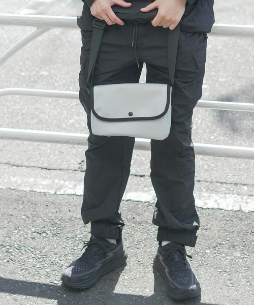 Blue Standard (ブルースタンダード)の「【BLUE STANDARD/ブルースタンダード】 ミニメッセンジャーバッグ(メッセンジャーバッグ・メンズ・カーキ/ブラック/パープル/ベージュ/グレー・FREE)」の12枚目の写真